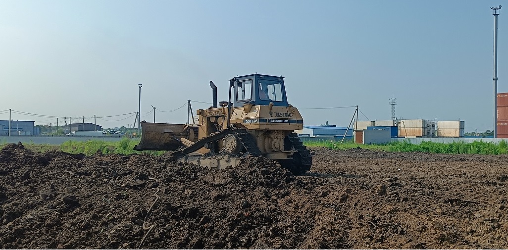 Бульдозер и экскватор роют и копают котлованы в Белгородской области